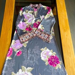 Beautiful printed Caftan, very flattering on.